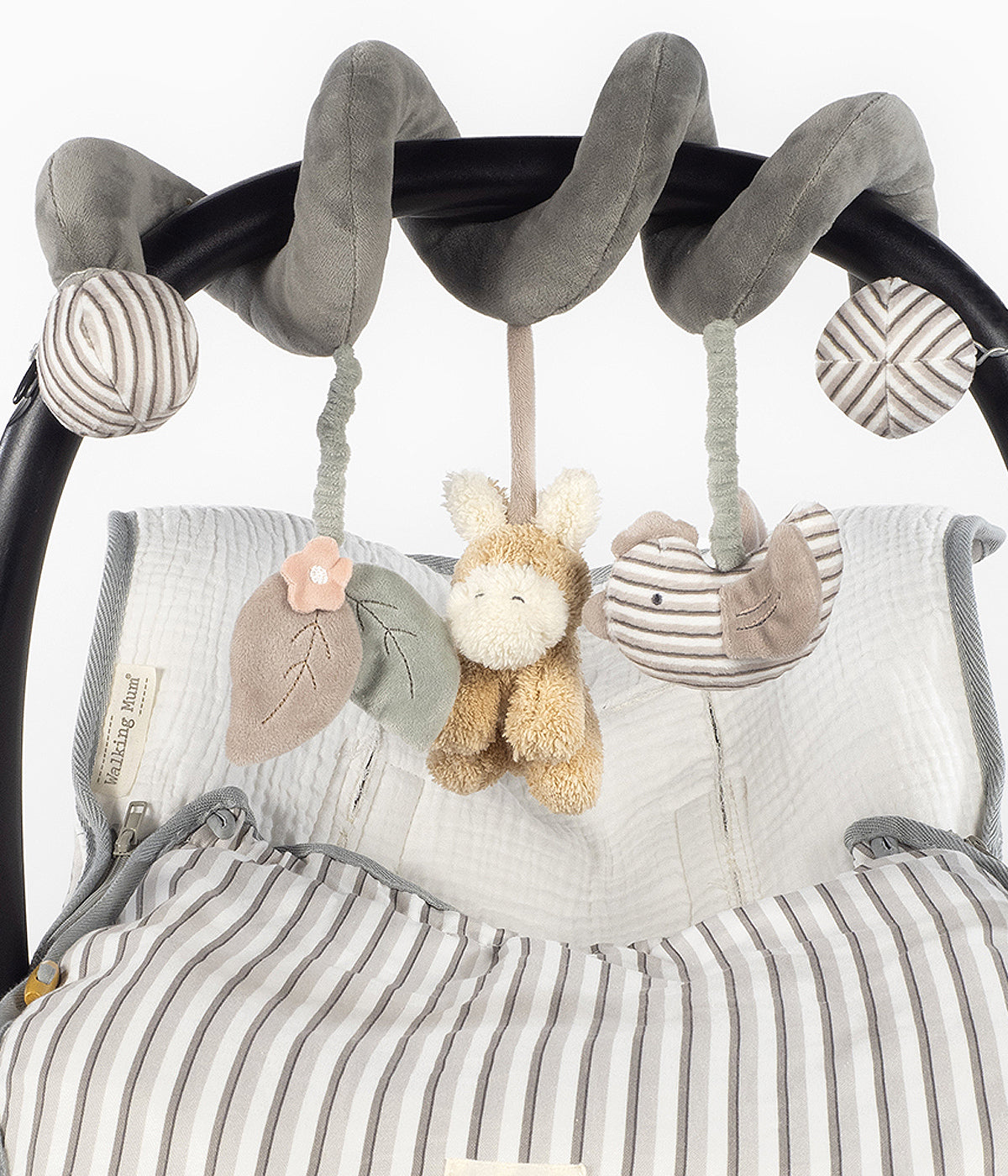 Espiral de atividades para bebé Botton Strips da Walking Mum em tons de verde e bege alia funcionalidade a estimulação sensorial.