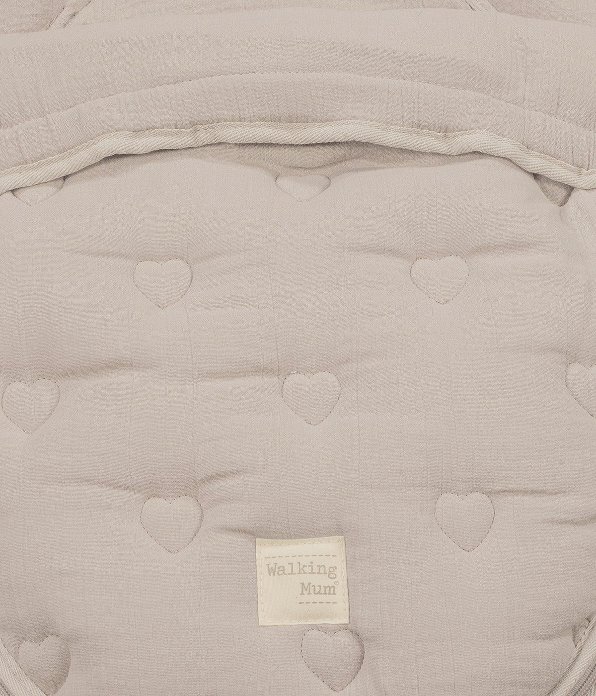 Padrão com corações bordados do saco de dormir 2 em 1 Walking Mum Sintra bege.