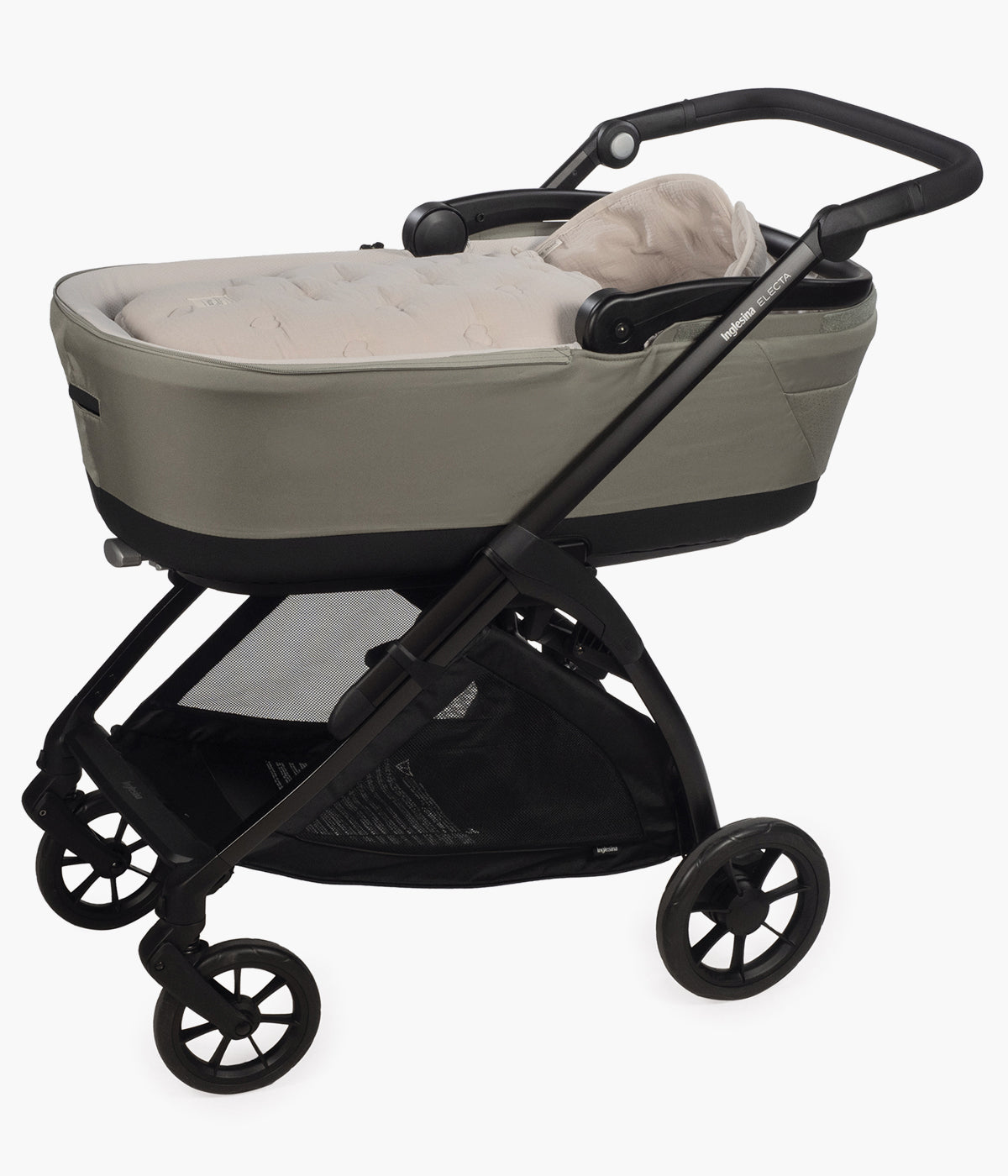 Vista em alcofa do saco de dormir 2 em 1 Walking Mum Sintra bege com elegantes corações bordados, 100% algodão.