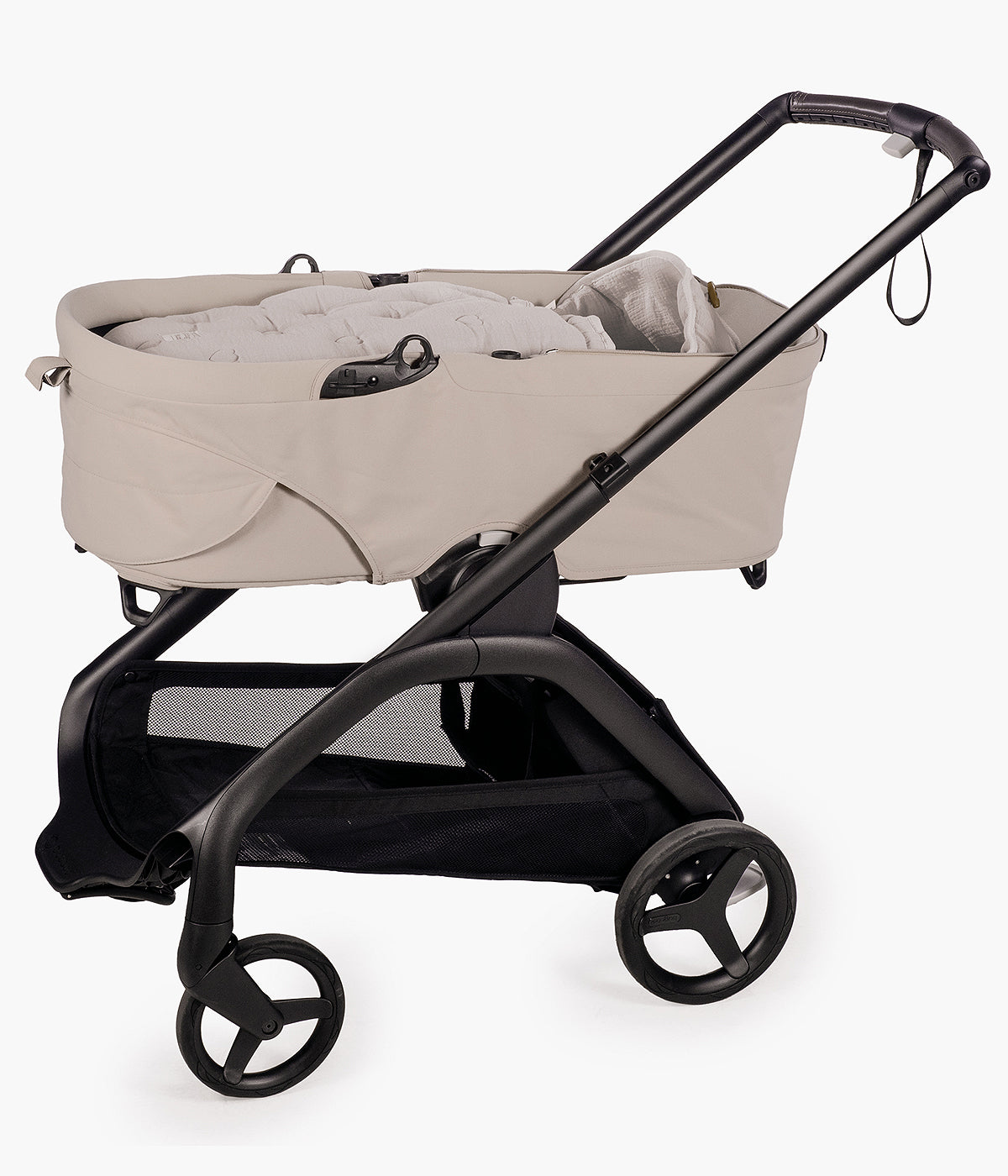 Vista em alcofa do saco de dormir 2 em 1 Walking Mum Sintra bege com elegantes corações bordados, 100% algodão.