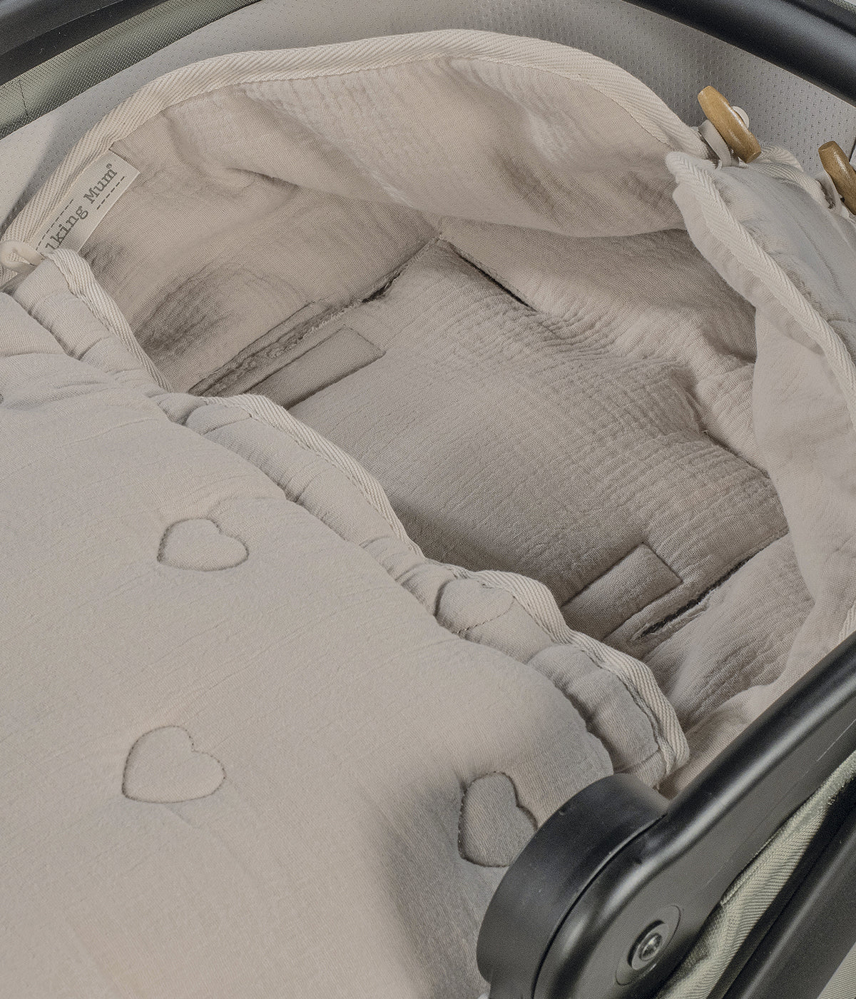 Saco de dormir 2 em 1 Walking Mum Sintra bege com elegantes corações bordados, 100% algodão.