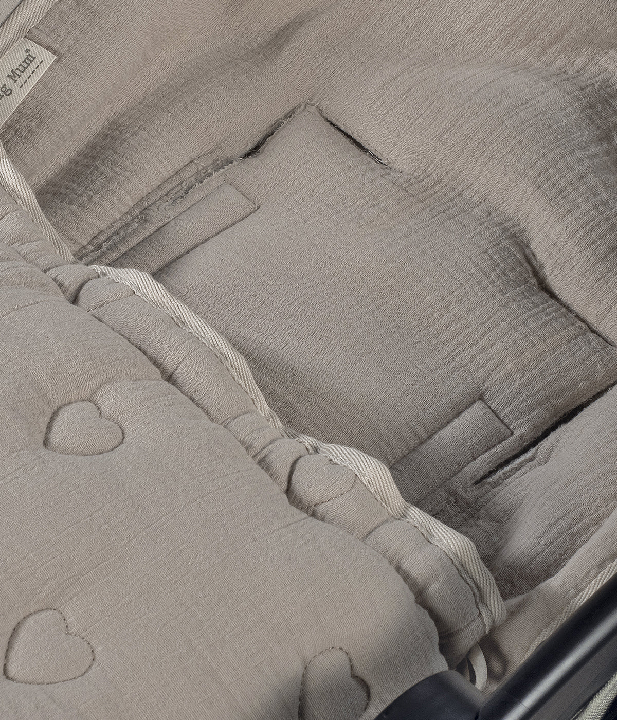 Parte superior do saco de dormir 2 em 1 Walking Mum Sintra bege com elegantes corações bordados, 100% algodão.