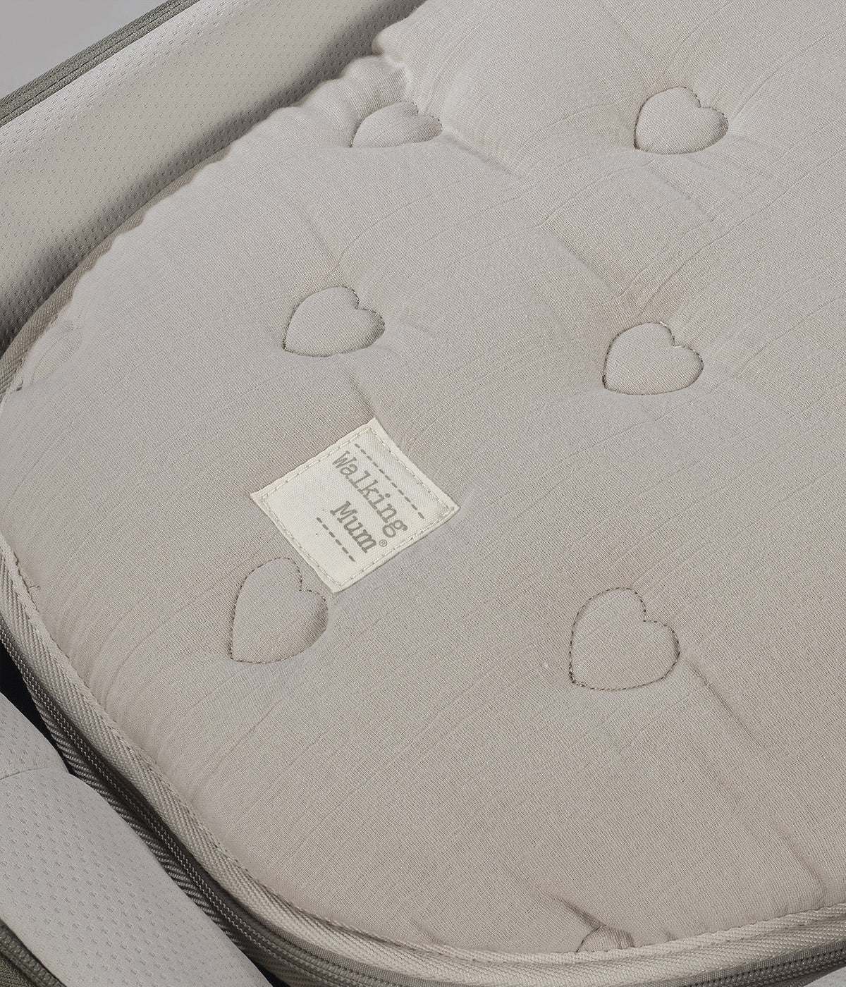 Zona dos pés do saco de dormir 2 em 1 Walking Mum Sintra bege com elegantes corações bordados, 100% algodão.