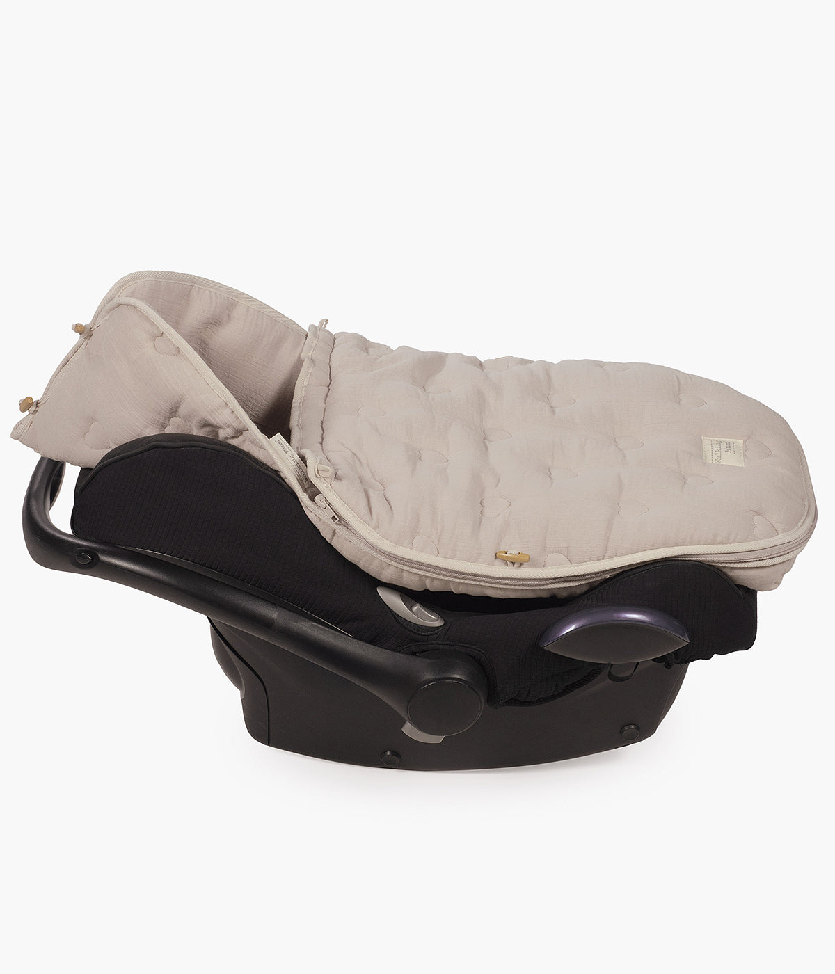Vista em cadeira auto do saco de dormir 2 em 1 Walking Mum Sintra bege com elegantes corações bordados, 100% algodão.