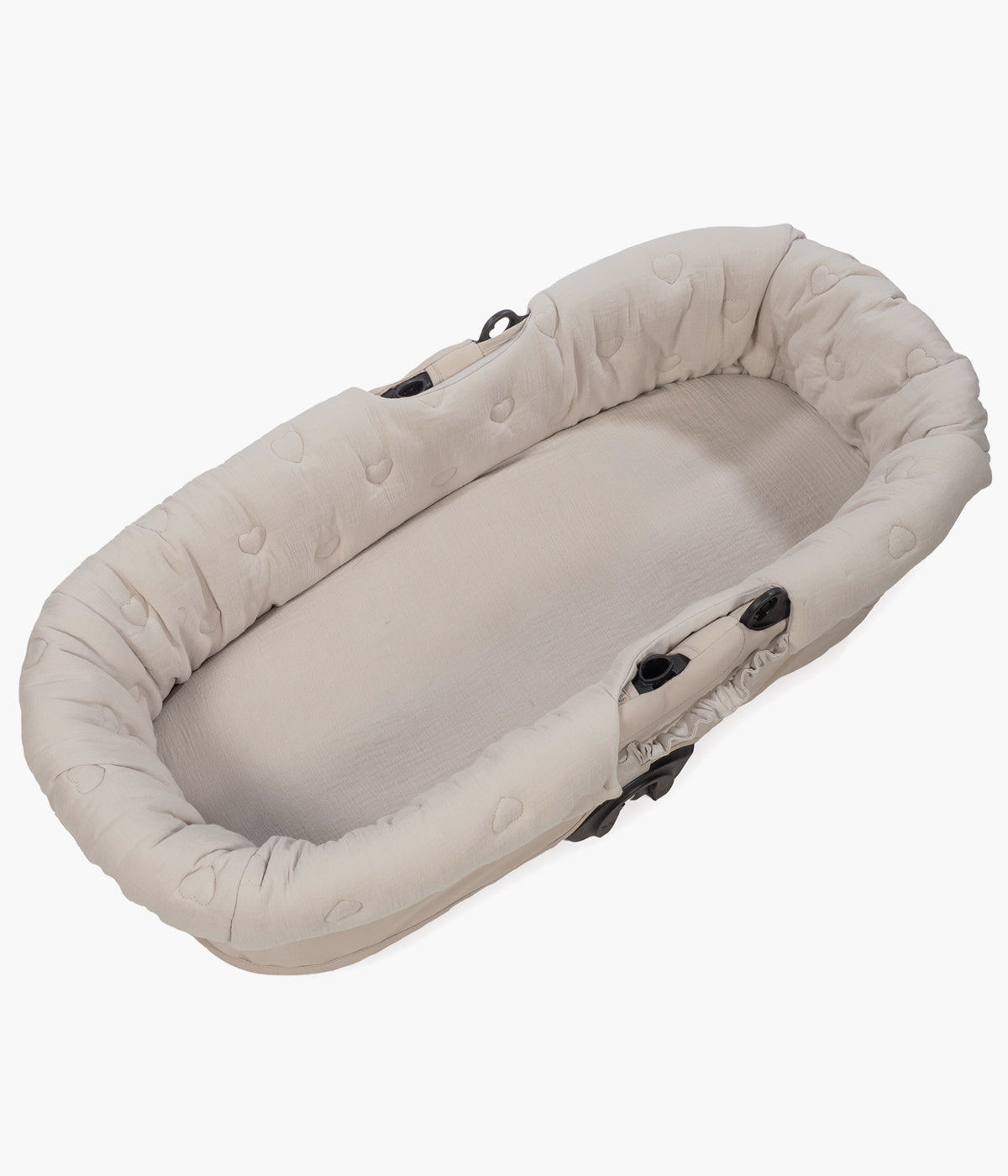 Forra para alcofa Walking Mum Sintra bege com delicados corações bordados, 100% algodão. Desenhado para proporcionar ao bebé o máximo conforto e elegância, este conjunto é composto por uma forra com elásticos e um lençol tecido musselina ajustável de toque suave e respirável, ideal para a pele delicada do recém-nascido.