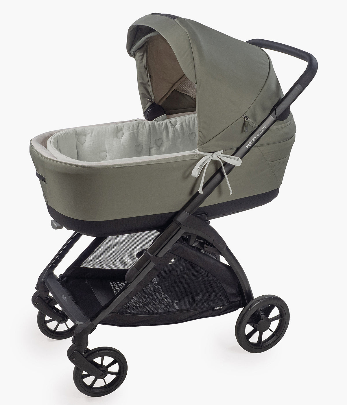 Forra para alcofa Walking Mum Sintra verde com delicados corações bordados, 100% algodão aplicada na alcofa.