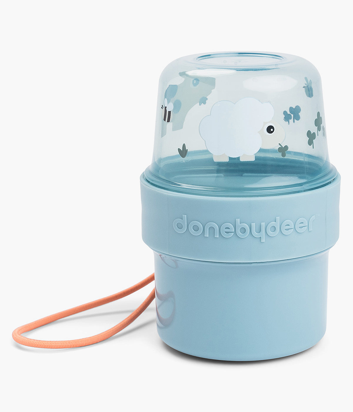 Vista frontal com tampa fechada da caixa de snacks azul com Done by Deer Tiny Farm com os desenhos Dotti e Sheepy.