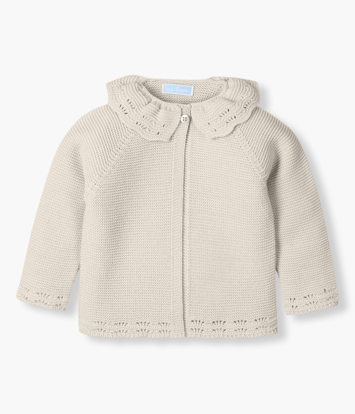 Casaco de malha pérola da Mac Ilusión para bebé menina e recém-nascida. Gola folho, punhos e contornos com detalhes perfurados.