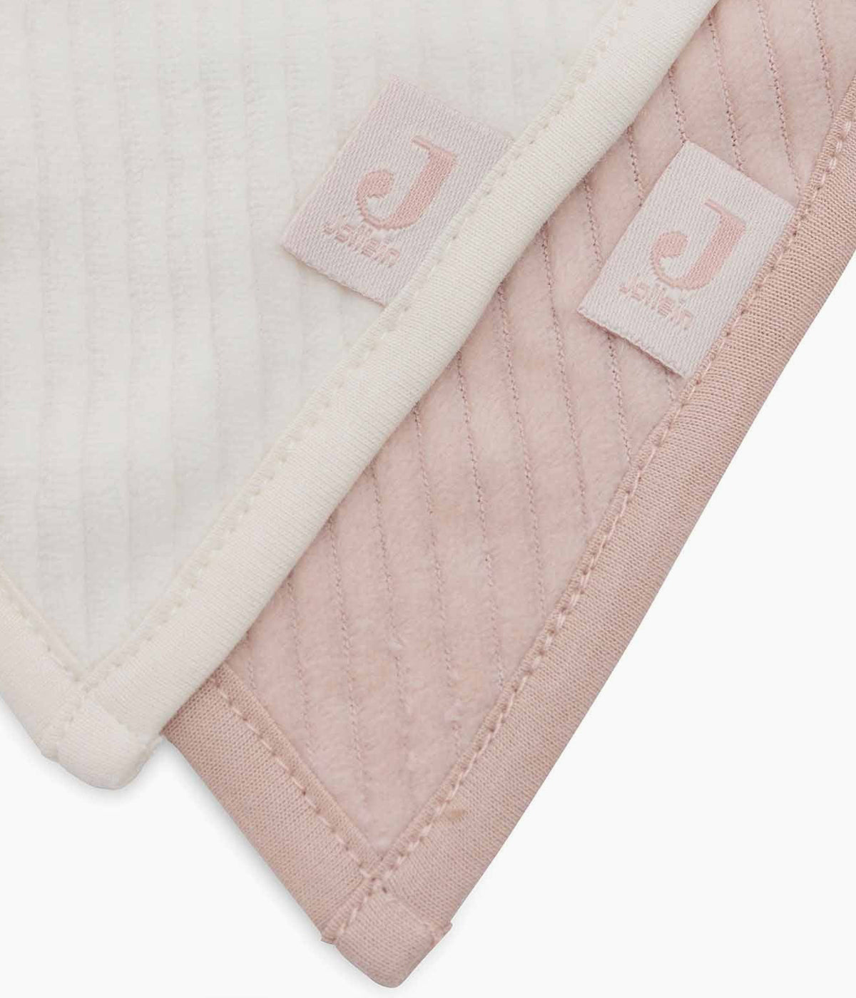 Conjunto de duas babetes em veludo canelado da Jollein para bebé menina e recém-nascida. Suaves babetes, uma pérola e outra rosa, perfeitas para manter a bebé limpa enquanto aprende a beber e comer sozinha.