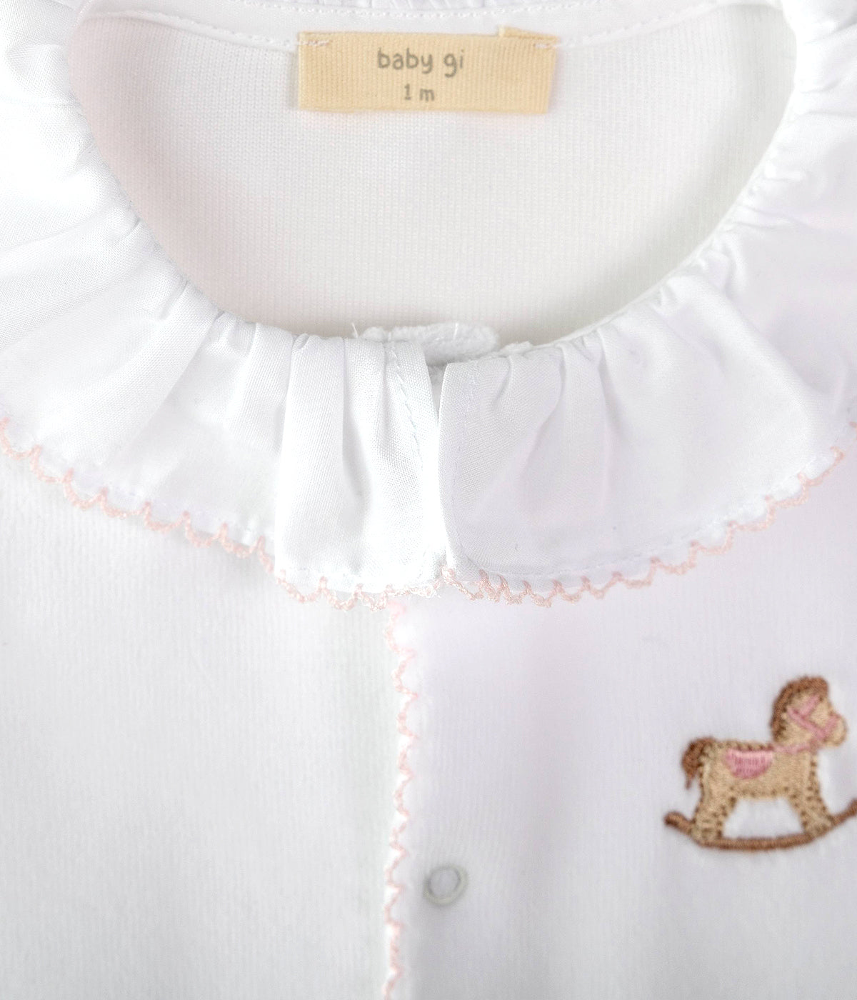 Babygrow em Veludo c/ Cavalo Madeira Bebé Menina - Branco