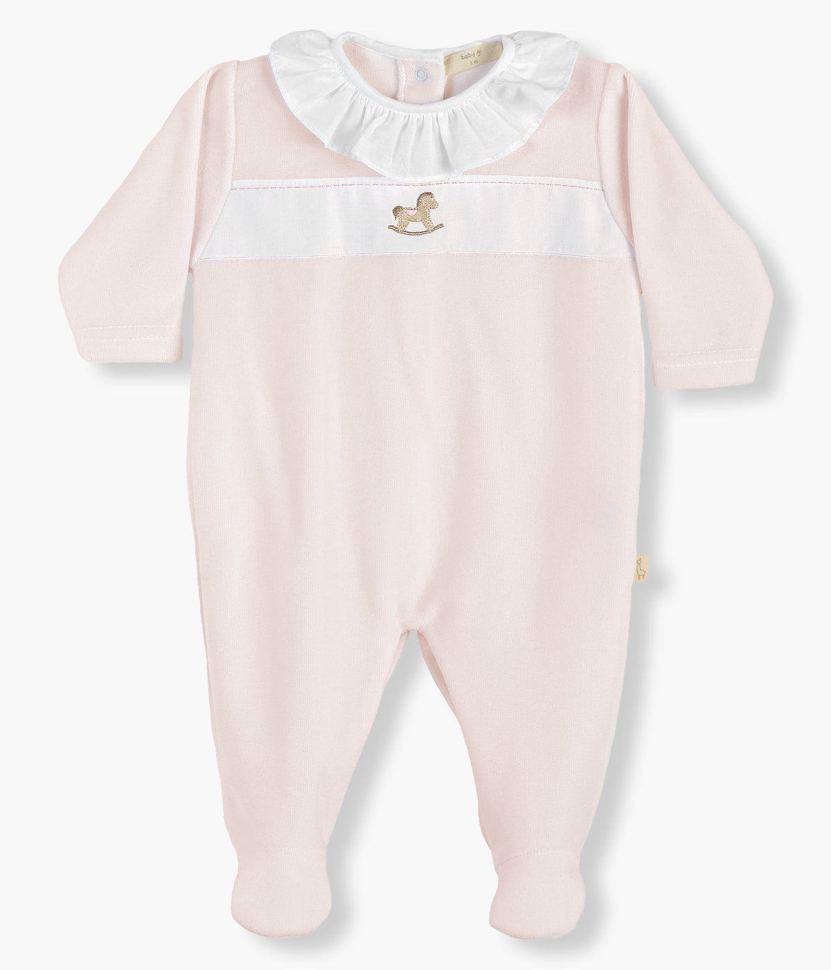 Babygrow em veludo rosa da Baby Gi para bebé menina e recém-nascida. Gola folho e faixa branca com cavalo de madeira bordado no peito. Abertura com molas de pressão nas costas e entrepernas.