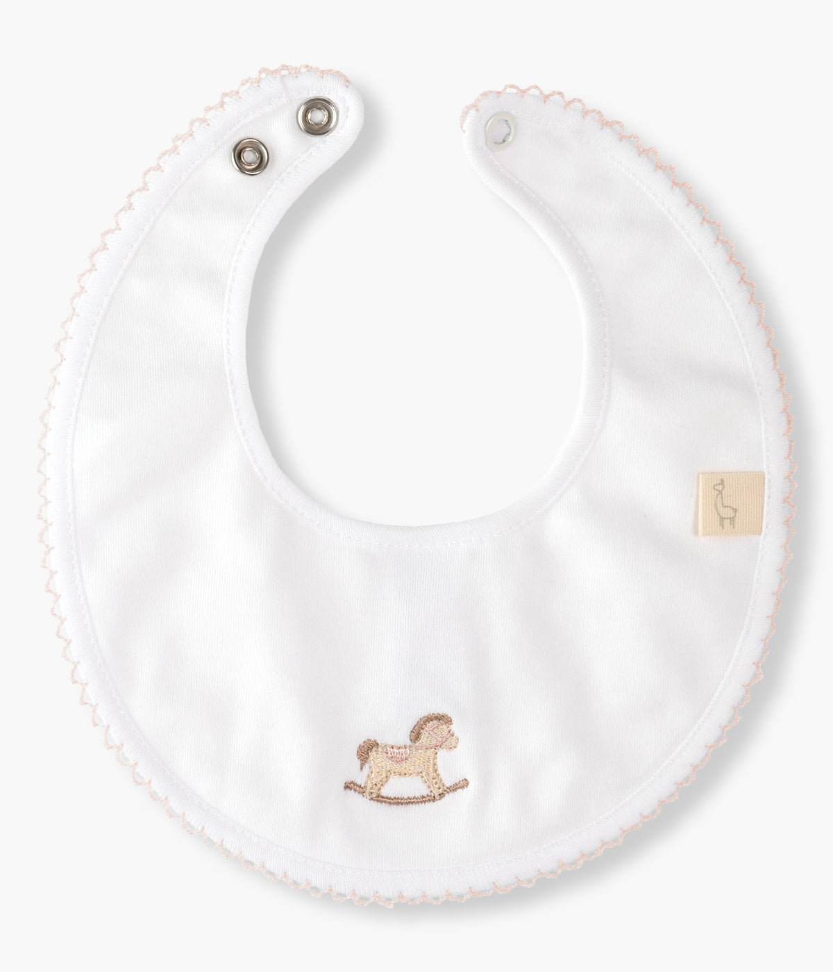 Babete impermeável branca da Baby Gi para bebé menina e recém-nascida, 100% algodão. Contorno a toda a volta com renda perfurada rosa e pequeno cavalo de madeira bordado na frente.