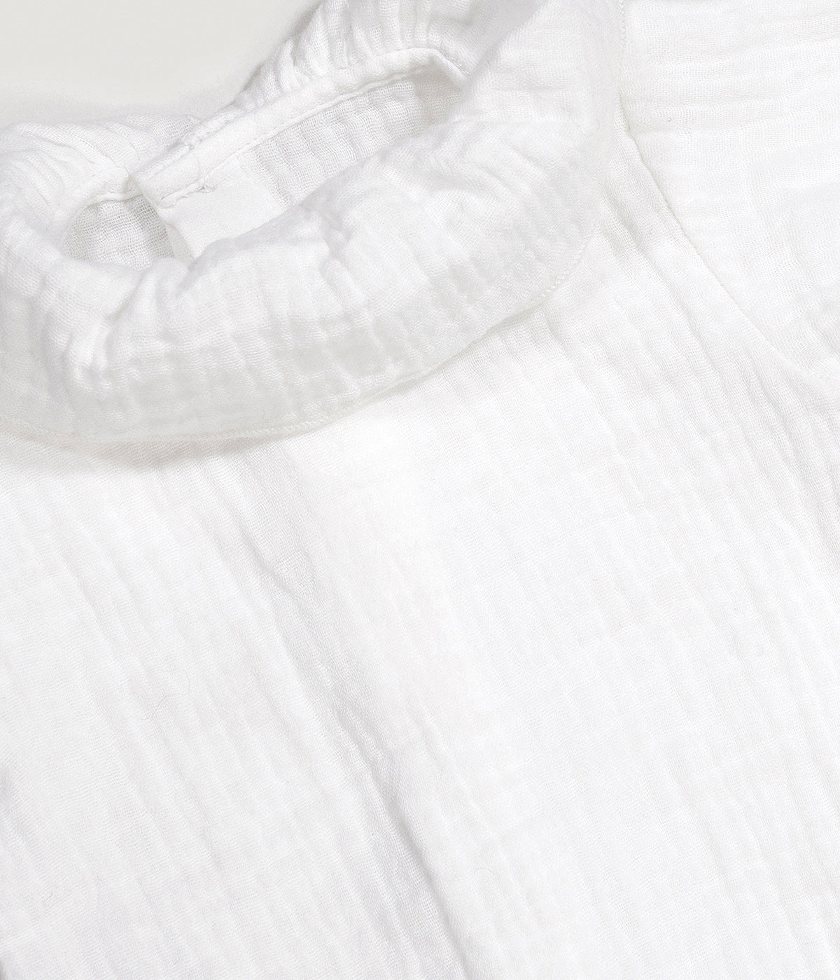Conjunto de 3 peças em algodão da Pasito a Pasito composto por body em tecido musselina branco com gola folho, camisola e tapa fraldas em malha tricot bege para bebé e recém-nascido(a).