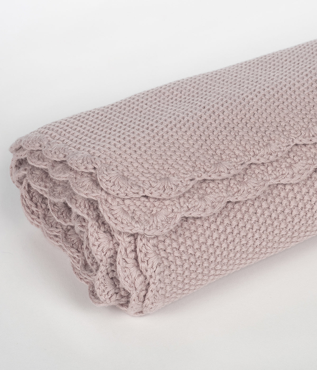 Manta de malha em algodão tricot rosa-velho da Pasito a Pasito para bebé menina e recém-nascida com rebordo ondulado.