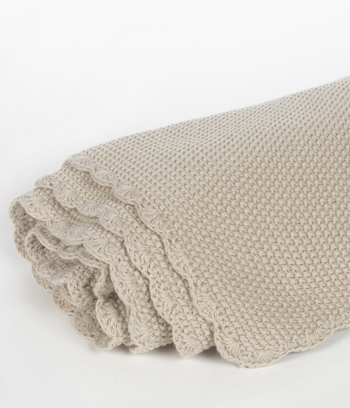 Manta de malha em algodão tricot bege da Pasito a Pasito para bebé e recém-nascido(a) com rebordo ondulado.
