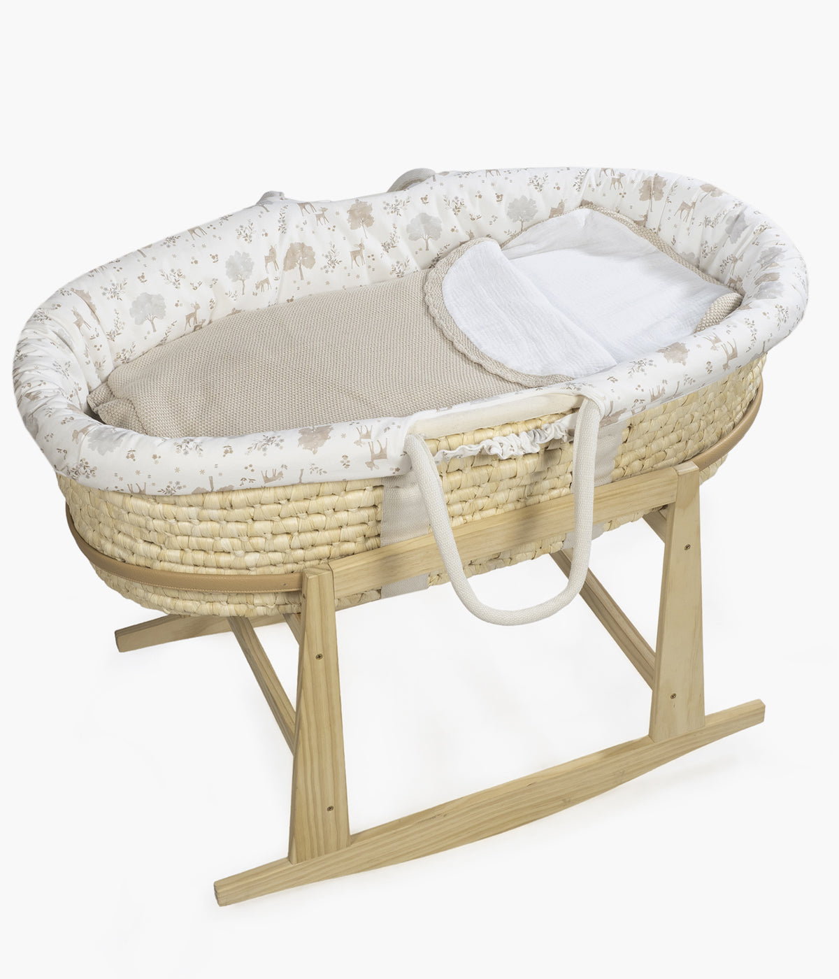 Saco manta em malha de algodão tricot bege da Pasito a Pasito para bebé e recém-nascido(a). Este suave saco manta destaca-se pelo seu ponto de arroz requintado e um elegante acabamento com rebordo ondulado. Possui um design funcional com um interior em tecido musselina branco, permitindo ser utilizado como ninho ou como manta de berço, acompanhando o crescimento e as diferentes necessidades do bebé.