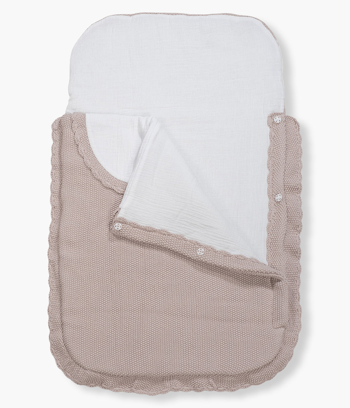 Saco manta em malha de algodão rosa velho da Pasito a Pasito para bebé menina. Este suave saco manta destaca-se pelo seu ponto de arroz requintado e um elegante acabamento em croché ondulado. Possui um design funcional com um interior em tecido musselina branco, permitindo ser utilizado como ninho ou como manta de berço, acompanhando o crescimento e as diferentes necessidades da bebé.