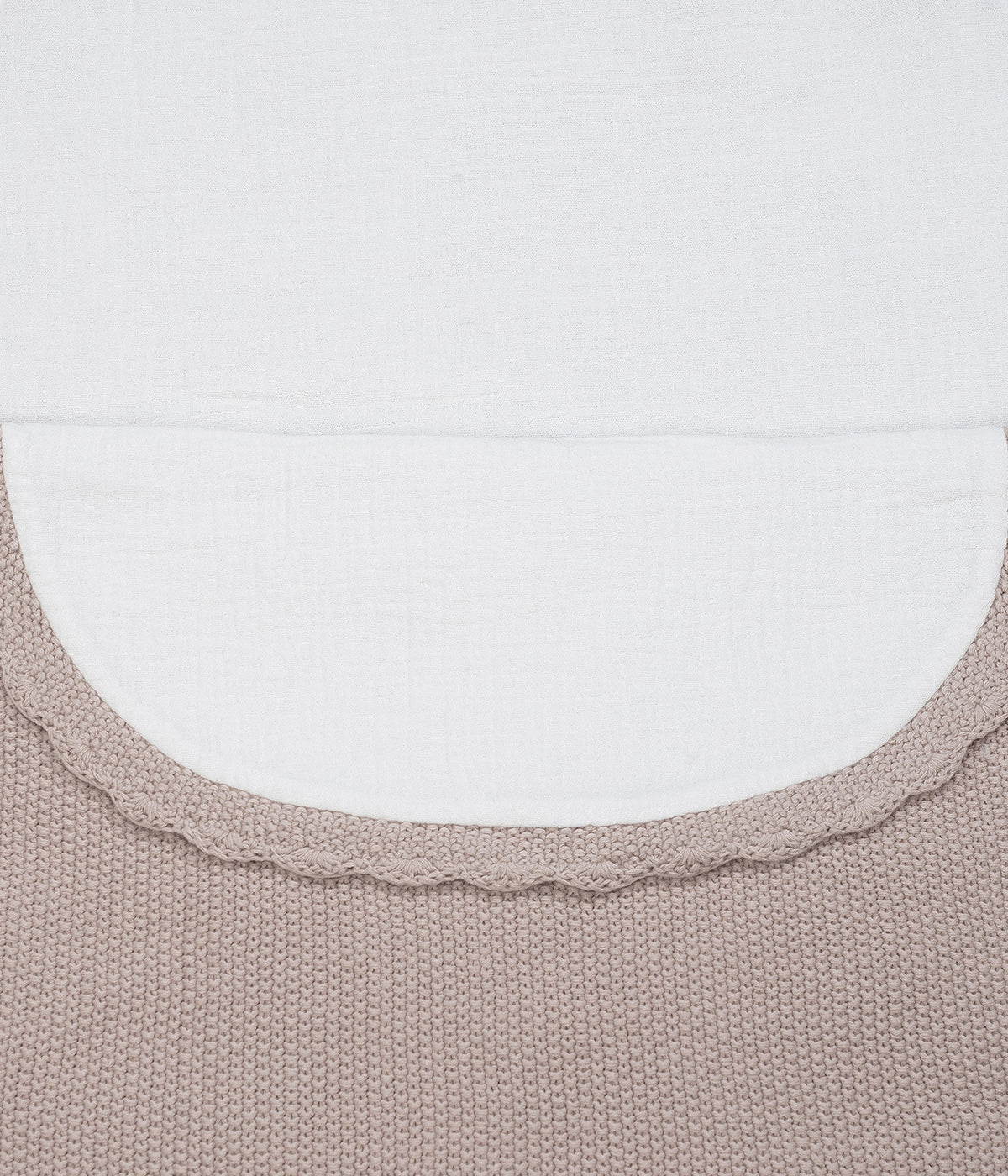 Saco manta em malha de algodão rosa velho da Pasito a Pasito para bebé menina. Este suave saco manta destaca-se pelo seu ponto de arroz requintado e um elegante acabamento em croché ondulado. Possui um design funcional com um interior em tecido musselina branco, permitindo ser utilizado como ninho ou como manta de berço, acompanhando o crescimento e as diferentes necessidades da bebé.