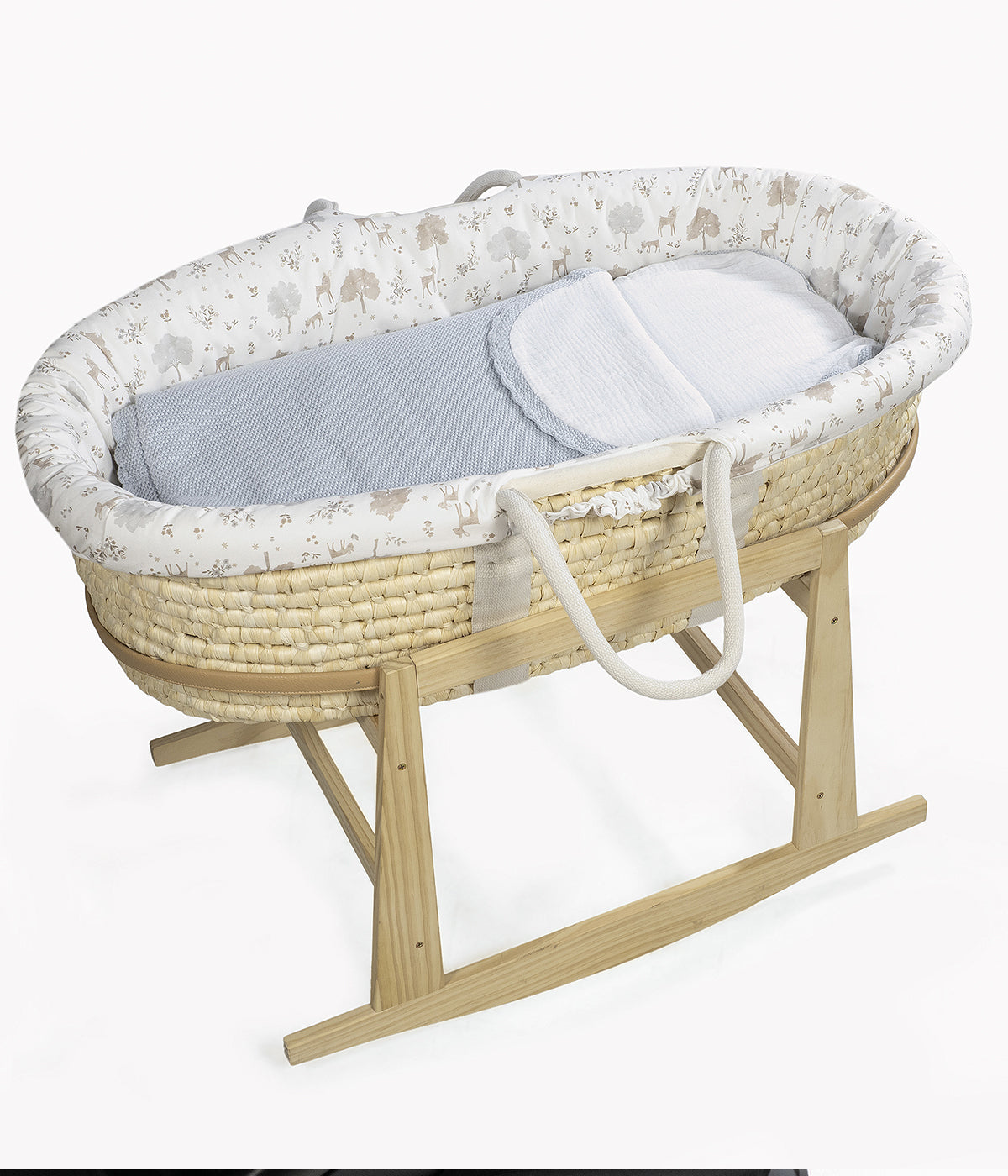 Saco manta em malha de algodão tricot azul da Pasito a Pasito para bebé menino. Este suave saco manta destaca-se pelo seu ponto de arroz requintado e um elegante acabamento com rebordo ondulado. Possui um design funcional com um interior em tecido musselina branco, permitindo ser utilizado como ninho ou como manta de berço, acompanhando o crescimento e as diferentes necessidades do bebé.