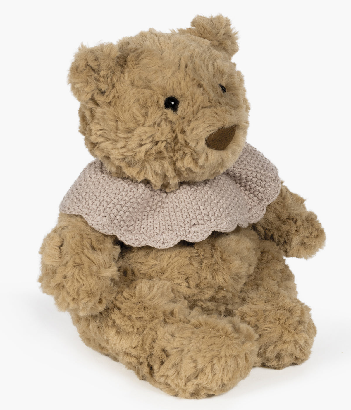 Urso de peluche castanho da Pasito a Pasito para Bebé menina. Delicado urso com textura aveludada ideal para o contacto com a pele sensível da bebé. O detalhe da gola em tricot, numa tonalidade delicada de rosa velho, confere um toque clássico e amoroso ao seu visual, tornando-o ainda mais especial.