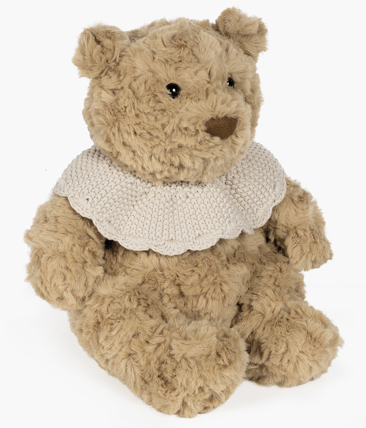 Urso de peluche bege da Pasito a Pasito para bebé. Delicado urso com textura aveludada ideal para o contacto com a pele sensível do bebé. O detalhe da gola em tricot, numa tonalidade delicada de bege, confere um toque clássico e amoroso ao seu visual, tornando-o ainda mais especial.
