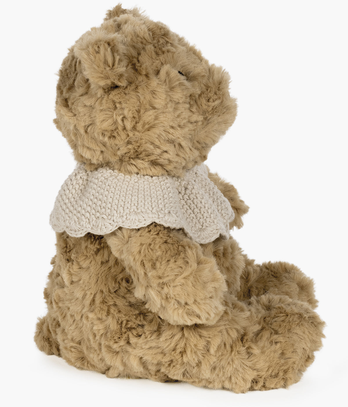 Urso de peluche bege da Pasito a Pasito para bebé. Delicado urso com textura aveludada ideal para o contacto com a pele sensível do bebé. O detalhe da gola em tricot, numa tonalidade delicada de bege, confere um toque clássico e amoroso ao seu visual, tornando-o ainda mais especial.