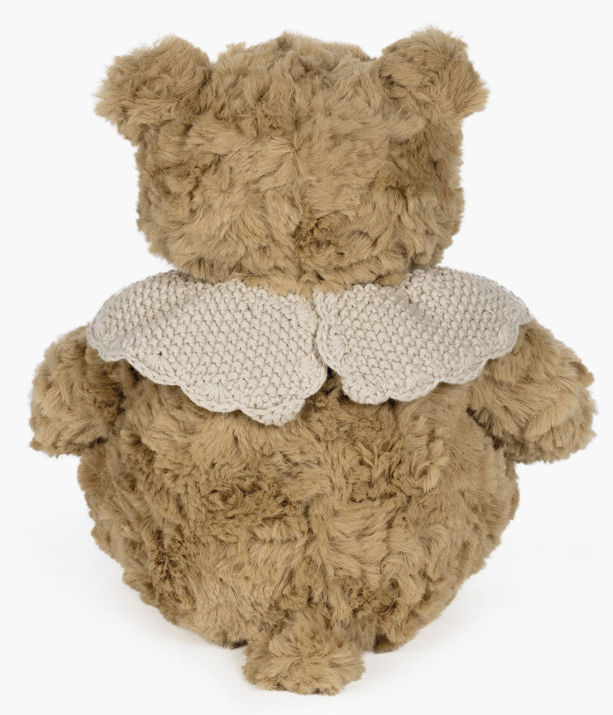 Urso de peluche bege da Pasito a Pasito para bebé. Delicado urso com textura aveludada ideal para o contacto com a pele sensível do bebé. O detalhe da gola em tricot, numa tonalidade delicada de bege, confere um toque clássico e amoroso ao seu visual, tornando-o ainda mais especial.