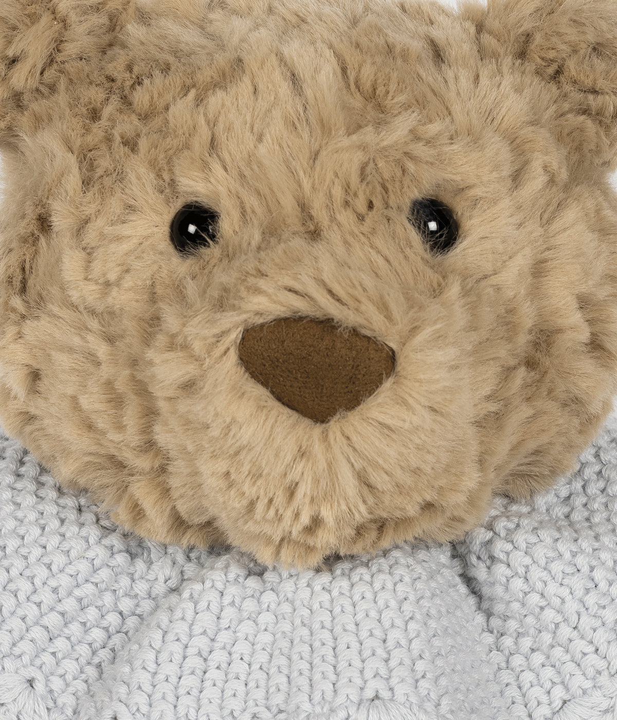 Urso de peluche bege da Pasito a Pasito para bebé menino. Delicado urso com textura aveludada ideal para o contacto com a pele sensível do bebé. O detalhe da gola em tricot, numa tonalidade delicada de azul, confere um toque clássico e amoroso ao seu visual, tornando-o ainda mais especial.