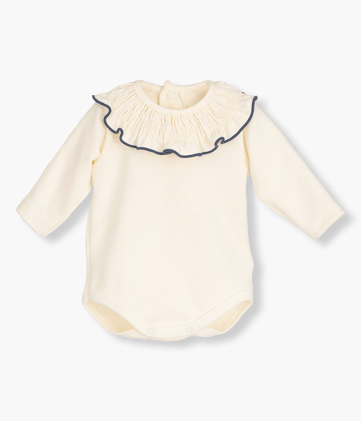 Body de manga comprida em algodão pérola da Calamaro Baby para bebé e recém-nascido(a). Gola folho com rebordo em azul-escuro. Abertura com molas de pressão nas costas e entrepernas para vestir facilmente.