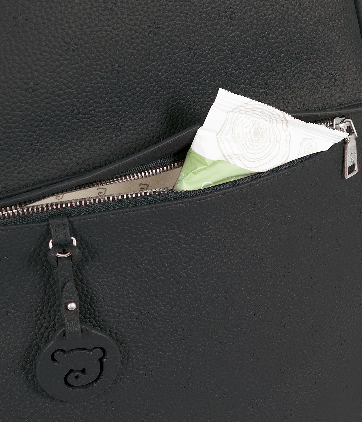 Mochila de maternidade Pasito a Pasito London black com bolso frontal com fecho.