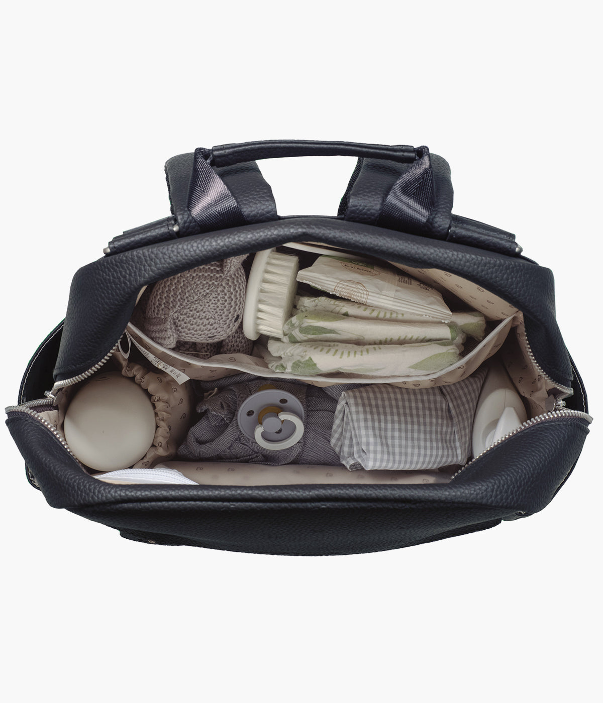 Mochila de maternidade Pasito a Pasito London black aberta e com artigos no inteiror.