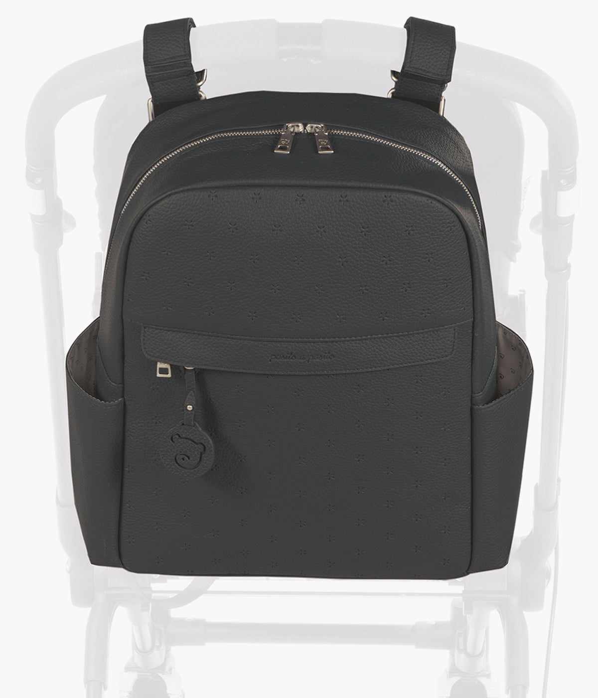 Mochila de maternidade Pasito a Pasito London black pendurada no carrinho.