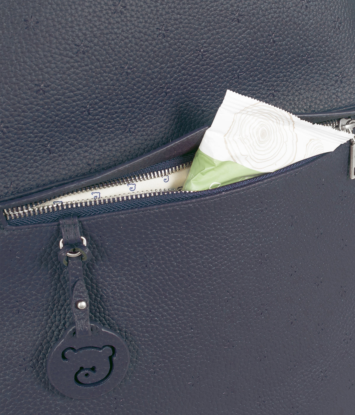 Mochila de Maternidade Pasito a Pasito New London Blue em polipele de cor azul-marinho com bolso na frente.