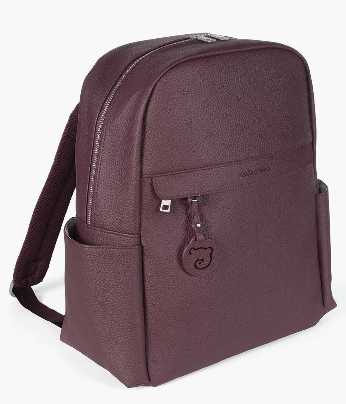 Mochila de Maternidade Pasito a Pasito London Cherry em polipele de cor cereja vista de lado.