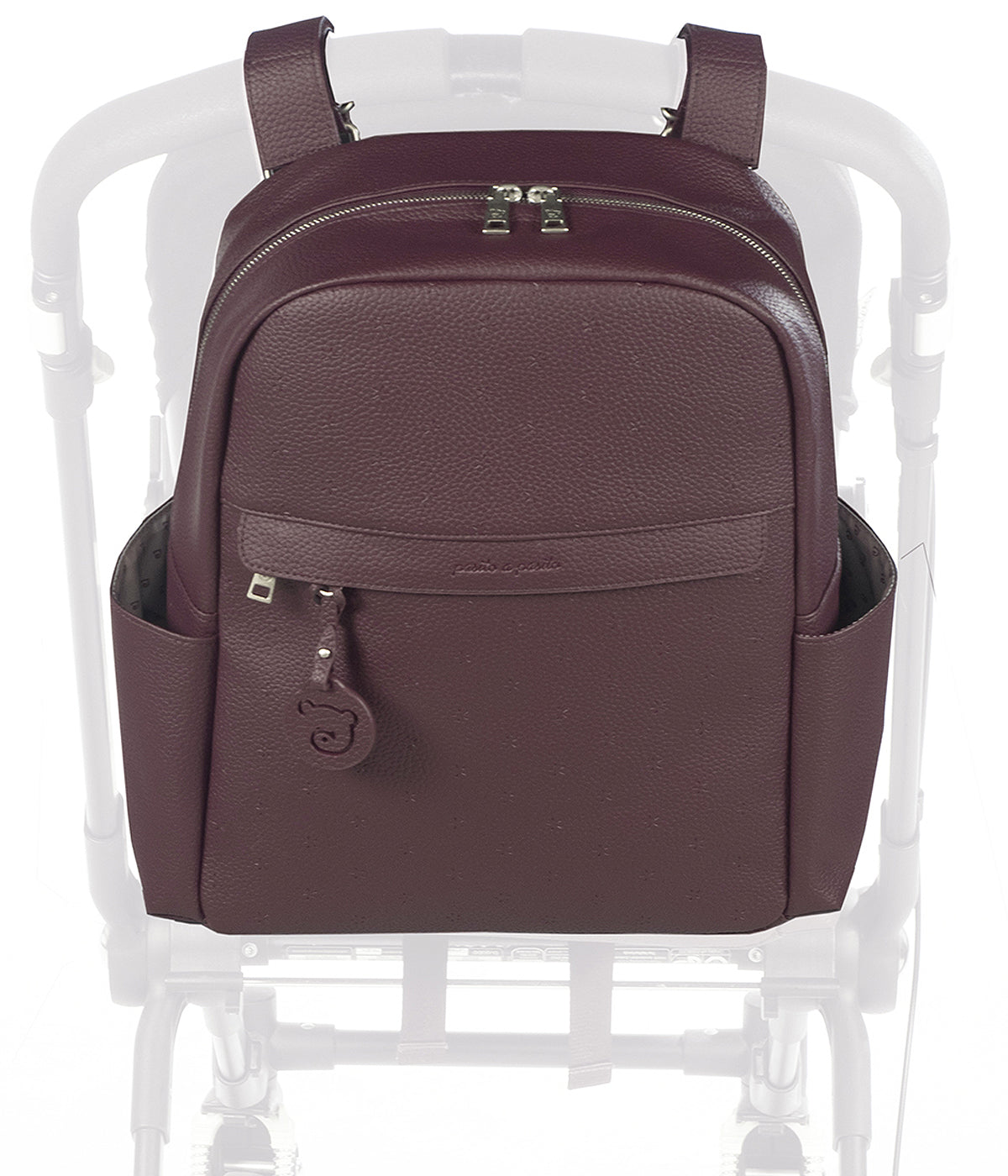 Mochila de Maternidade Pasito a Pasito London Cherry em polipele de cor cereja pendurada no carrinho.