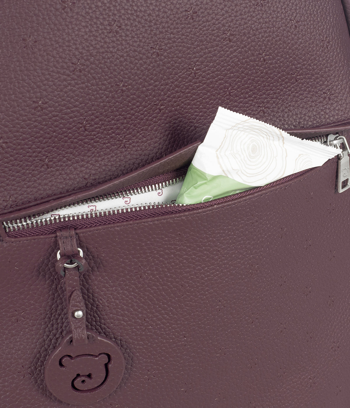 Mochila de Maternidade Pasito a Pasito London Cherry em polipele de cor cereja com bolso frontal.
