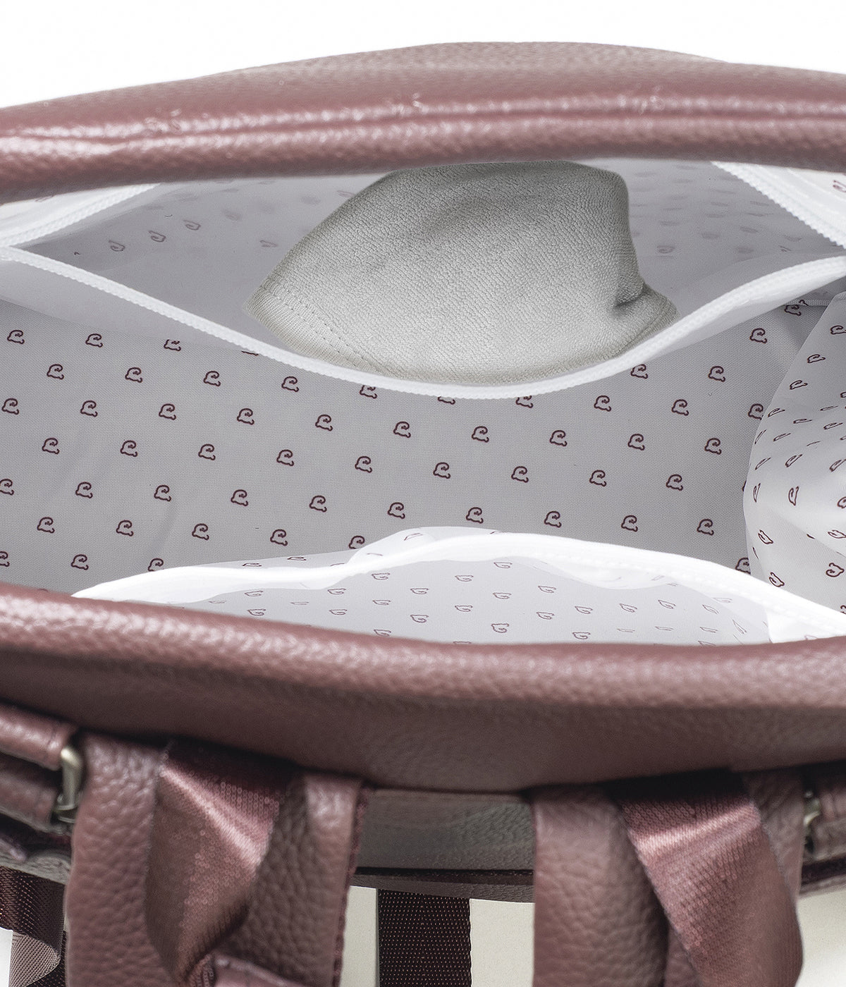 Mochila de Maternidade Pasito a Pasito London Cherry em polipele de cor cereja com compartimento para tecidos molhados.