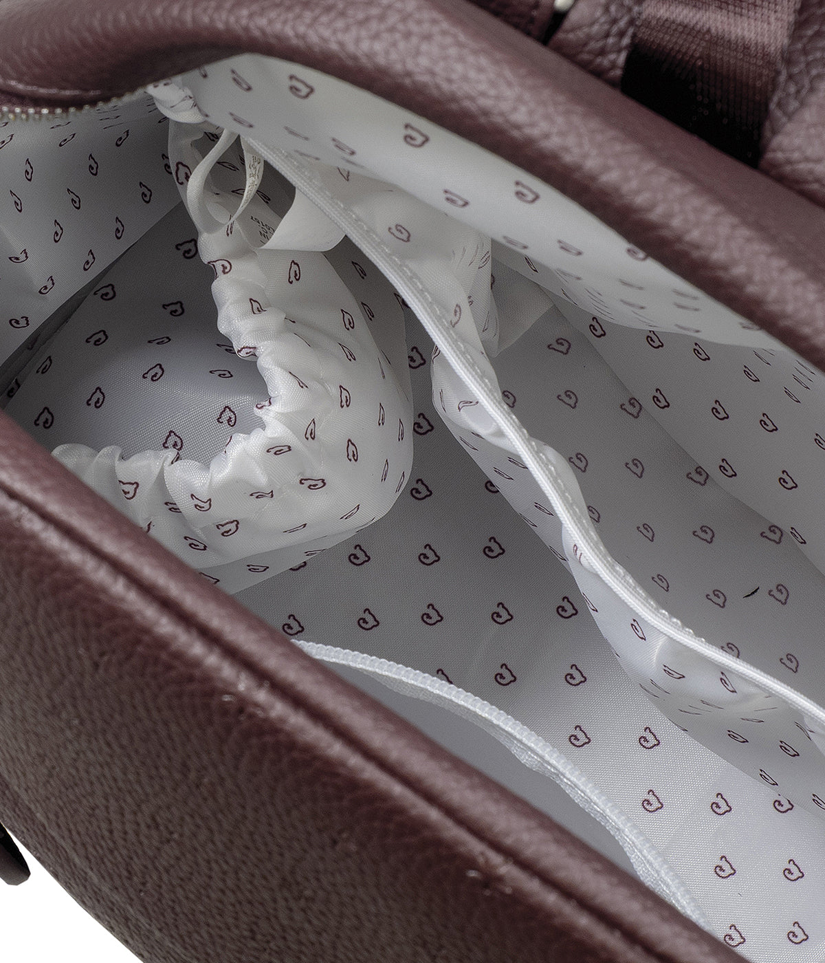 Mochila de Maternidade Pasito a Pasito London Cherry em polipele de cor cereja aberta com compartimento térmico.