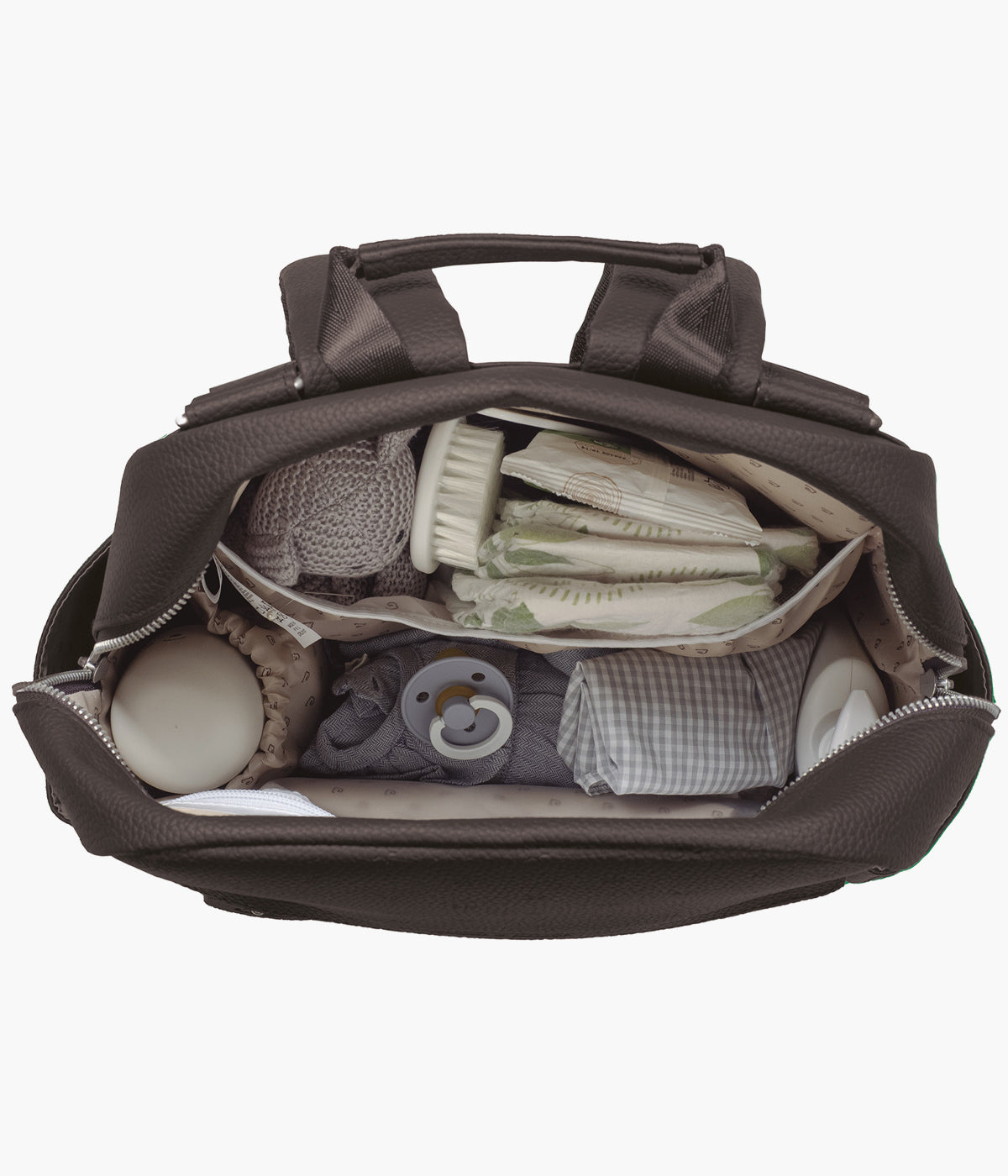 Mochila de Maternidade Pasito a Pasito London Brown em polipele castanha aberta e cheia com produtos de bebé.