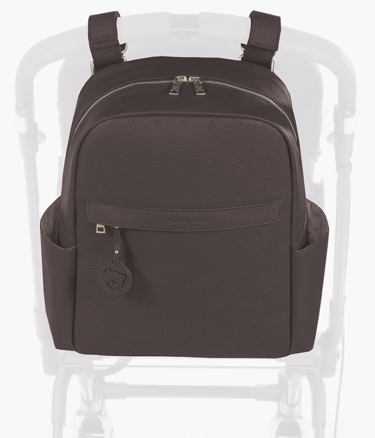 Mochila de Maternidade Pasito a Pasito London Brown pendurada no carrinho de bebé.