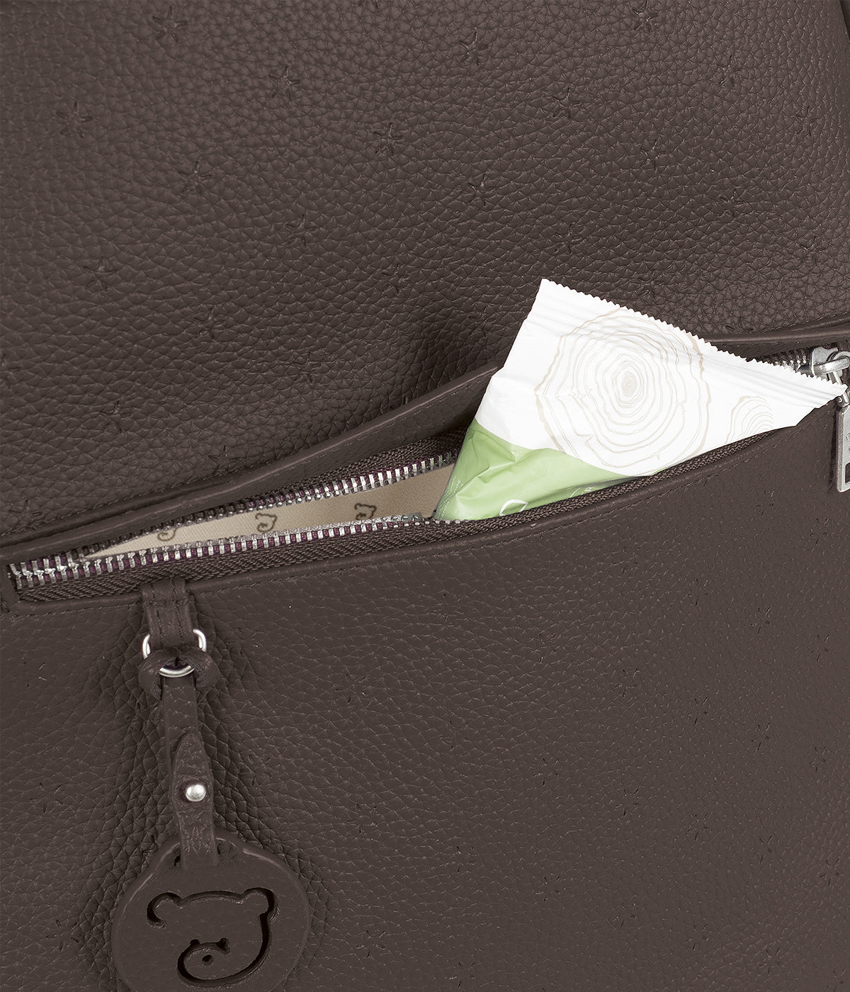 Mochila de Maternidade Pasito a Pasito London Brown em polipele castanha com bolso frontal.