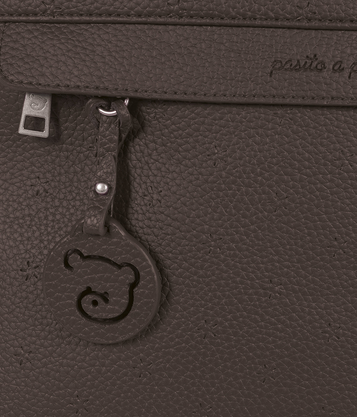 Mochila de Maternidade Pasito a Pasito London Brown com pendente com logo da marca.