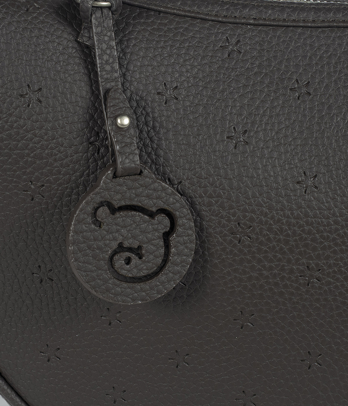 A Bolsa de Passeio Gôndola Pasito a Pasito London Black com pendente com logo da marca.