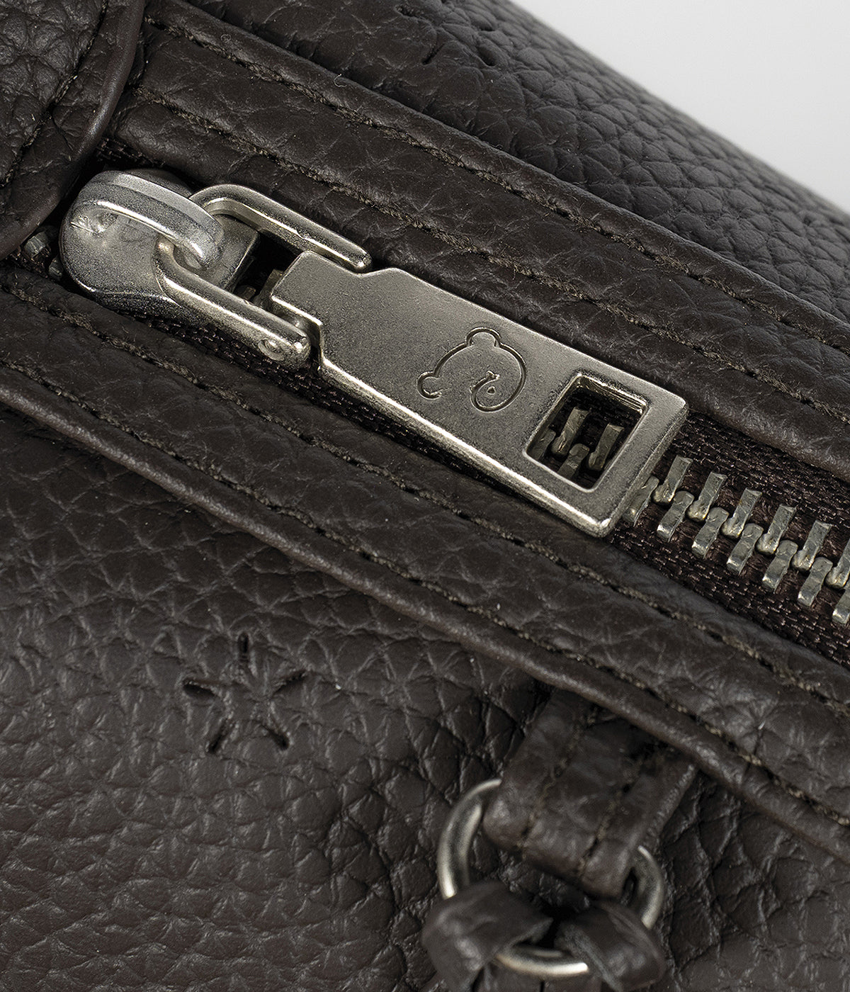 A Bolsa de Passeio Gôndola Pasito a Pasito London Black com logo d amarca no fecho.