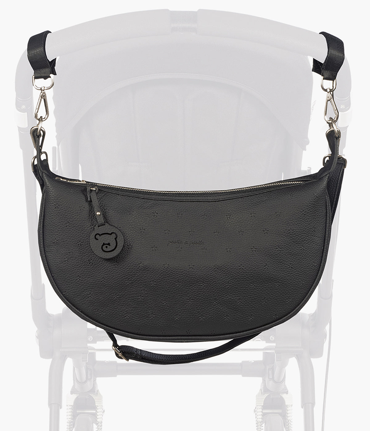 Bolsa de Passeio Gôndola Pasito a Pasito London Black pendurada no carrinho de bebé.