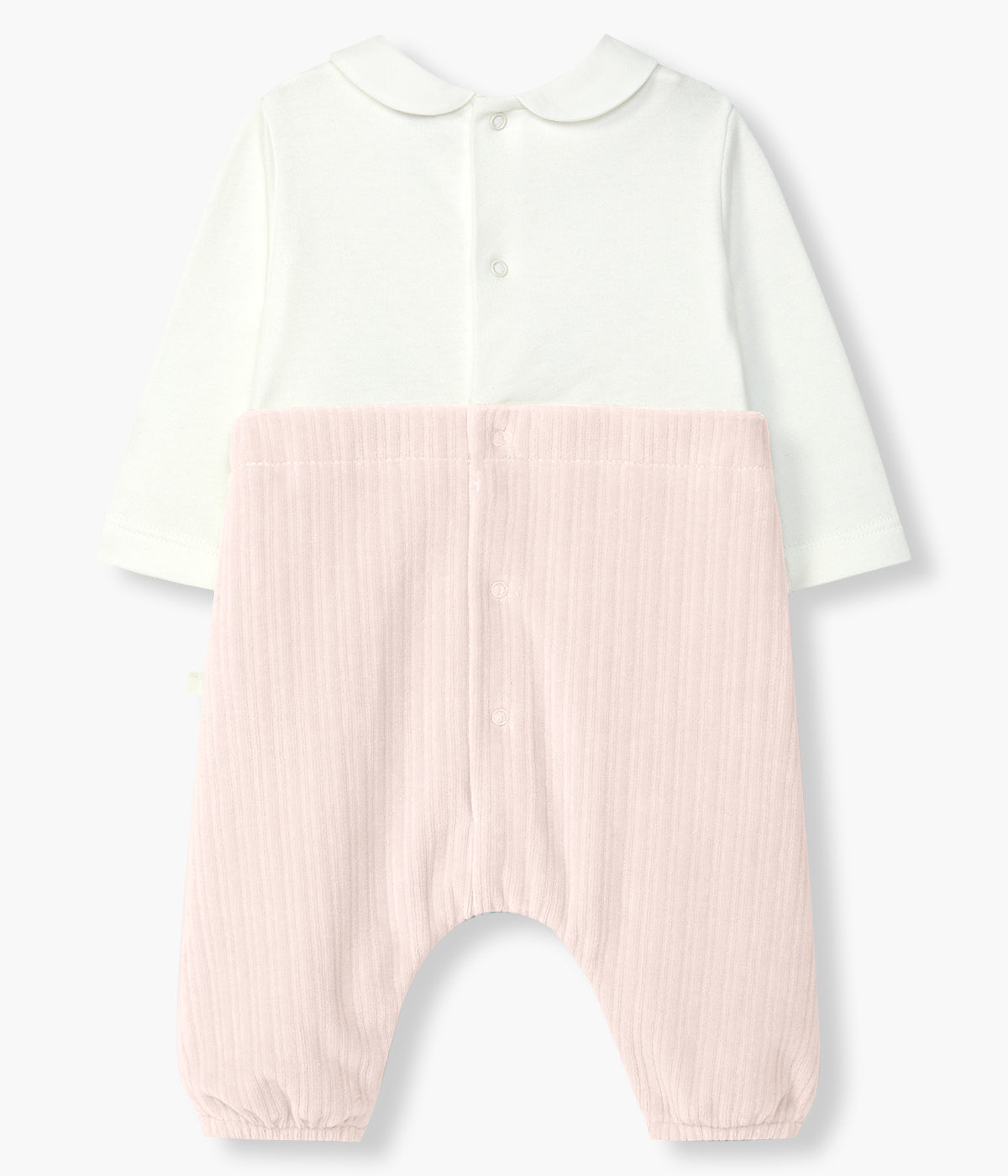 Babygrow com efeito de duas peças da Laranjinha para bebé menina e recém-nascida. Parte superior em algodão cardado pérola com gola redonda cortada e bordado de flor no peito. Parte inferior em veludo canelado cor-de-rosa com alças decorativas e sem pés.