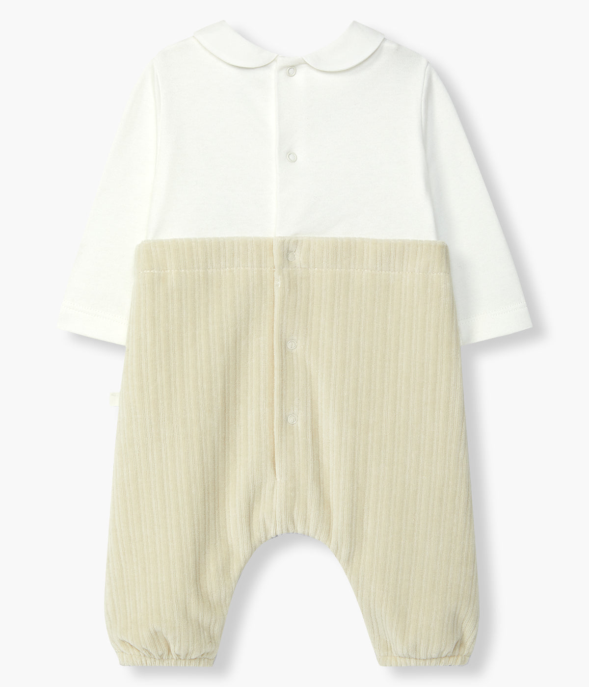 Babygrow com efeito de duas peças da Laranjinha para bebé e recém-nascido(a). Parte superior em algodão cardado pérola com gola redonda cortada e bordado de coelho no peito. Parte inferior em veludo canelado bege com alças decorativas e sem pés.