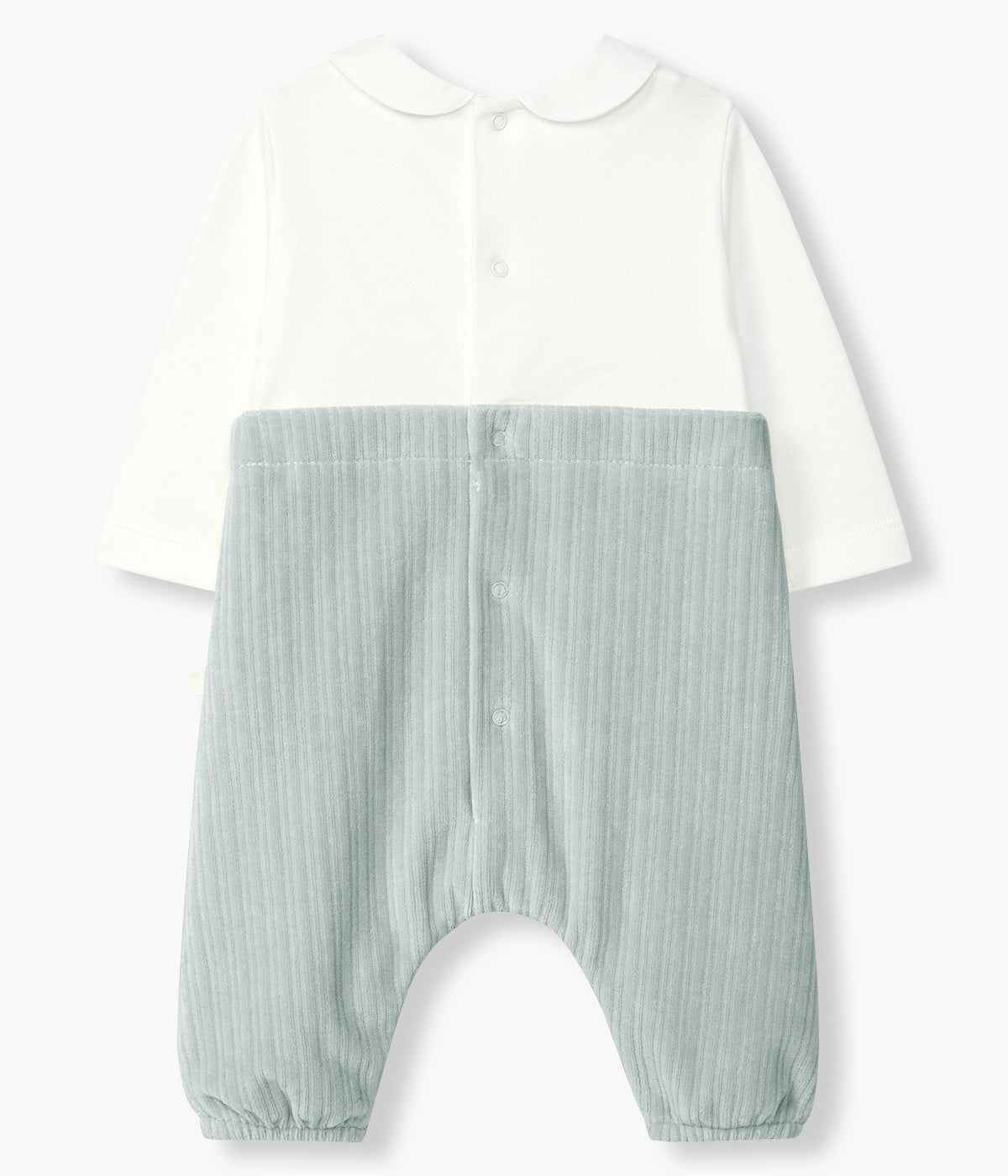 Babygrow com efeito de duas peças da Laranjinha para bebé menino e recém-nascido. Parte superior em algodão cardado pérola com gola redonda cortada e bordado de urso no peito. Parte inferior em veludo canelado azul-acinzentado sem pés com alças decorativas.