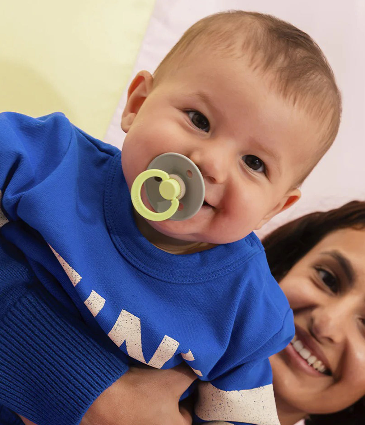 Pack de 2 chupetas Studio Colour Fusion Sage Hunter Green Mix com tetina redonda em borracha 100% natural. Conjunto composto por 1 chupeta verde (sage) e 1 chupeta verde-escuro (hunter green), ambas decoradas com riscas.