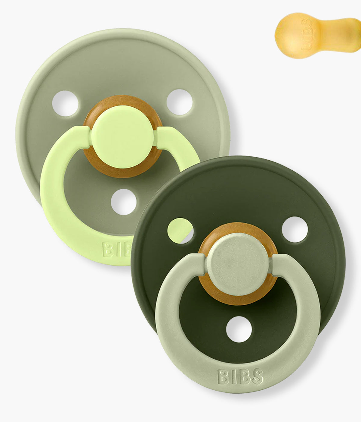 Pack de 2 chupetas Studio Colour Fusion Sage Hunter Green Mix com tetina redonda em borracha 100% natural. Conjunto composto por 1 chupeta verde (sage) e 1 chupeta verde-escuro (hunter green), ambas decoradas com riscas.